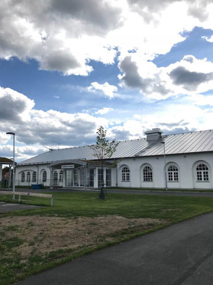 Kulturfönster med valv på familjecenter