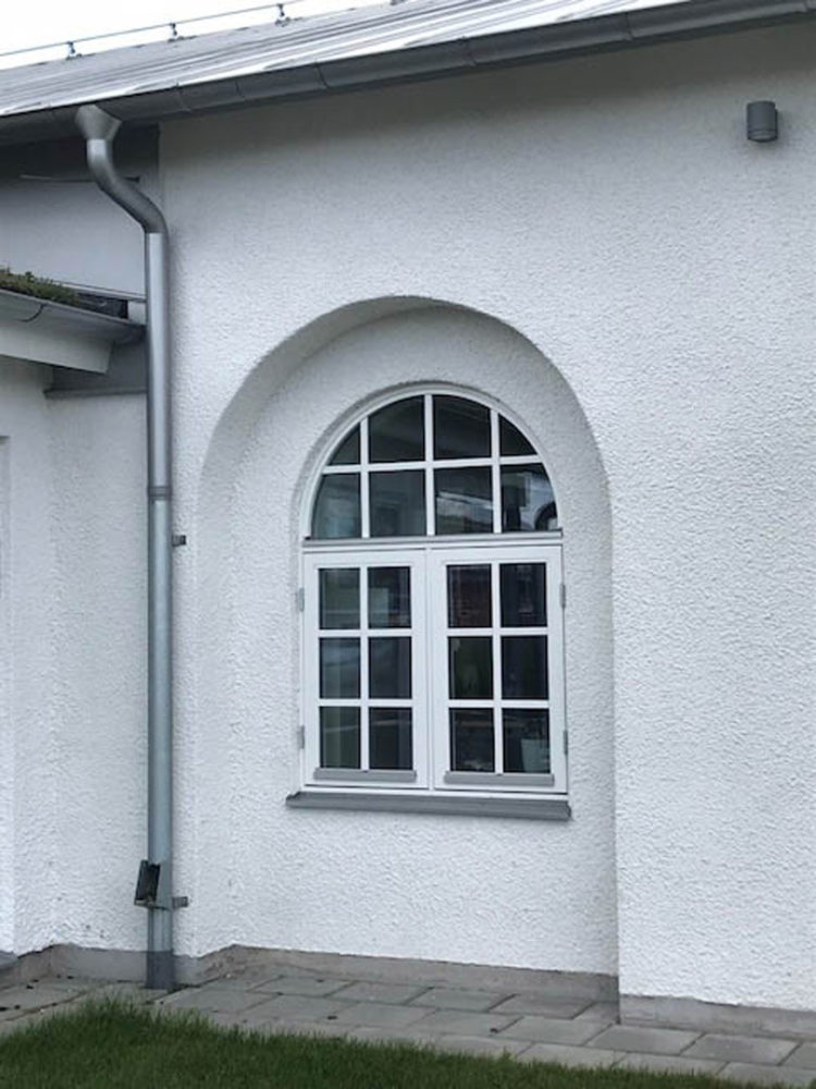 Kulturfönster med valv på familjecenter